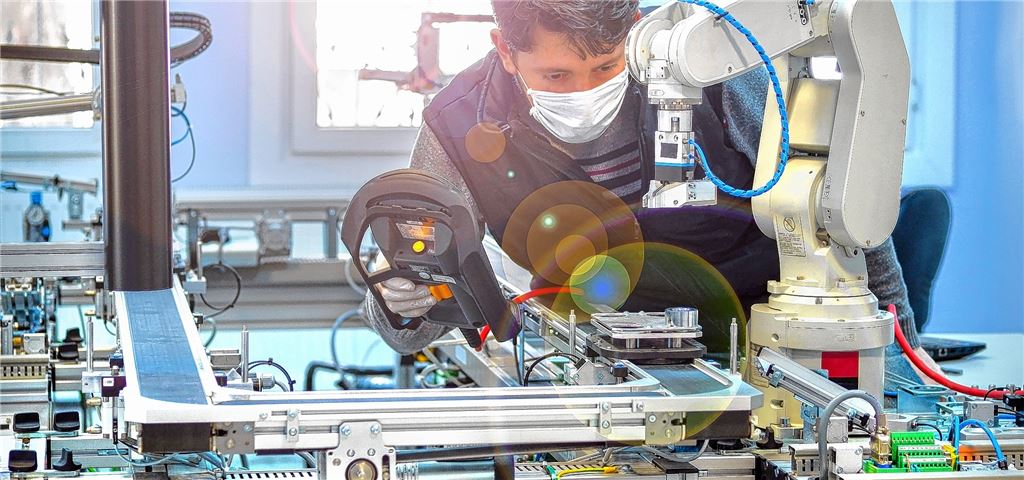 Einstieg in den Beruf in Corona-Zeiten: Trotz der derzeitigen Konjunkturflaute macht die Agentur für Arbeit den Schulabgängern auf der Suche nach einer Lehrstelle Mut.industrieblick/stock.adobe.com