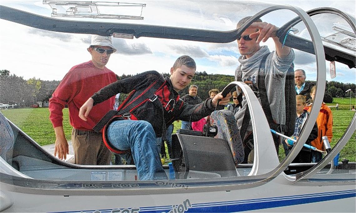 Einstieg ins Segelflugzeug: Kinder und Jugendliche haben im Rahmen des Ferienprogramms beim Flugsportclub die Chance, Mühlacker mal von oben zu sehen. Fotos: Stahlfeld