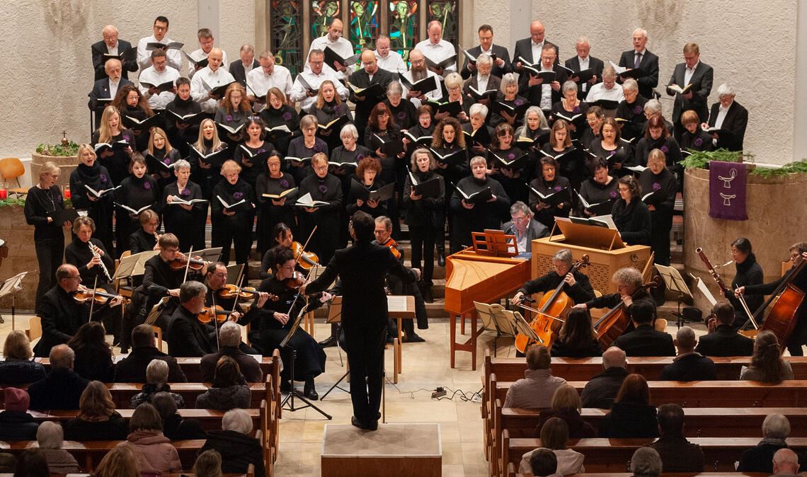 Einstimmig auf Weihachten: Großes Ensemble überzeugt das Publikum in der Pauluskirche in Mühlacker. Foto: Fotomoment