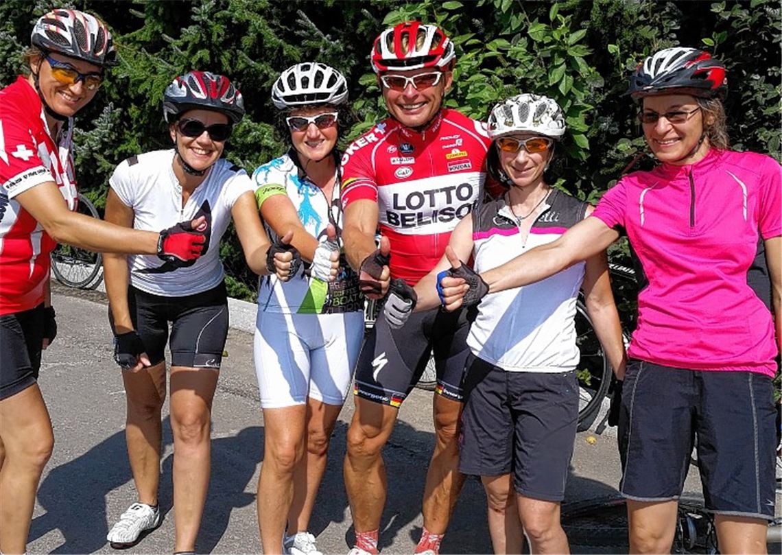 Einstimmiges Urteil der Ladys: Der Kurs mit Georg Schmidt (Mitte) war spitze. Foto: Recken