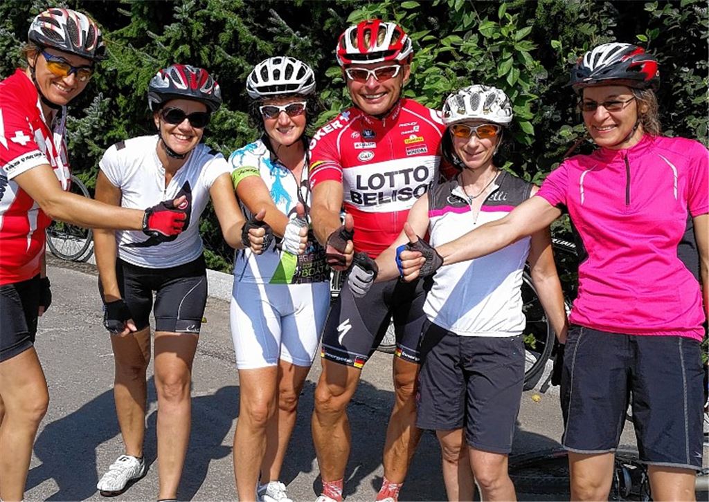 Einstimmiges Urteil der Ladys: Der Kurs mit Georg Schmidt (Mitte) war spitze. Foto: Recken