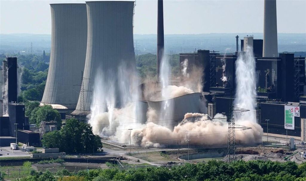 Einstürzende Industriebauten: Zwei Kühltürme eines Kohlekraftwerks in Gelsenkirchen fallen bei einer Sprengung in sich zusammen