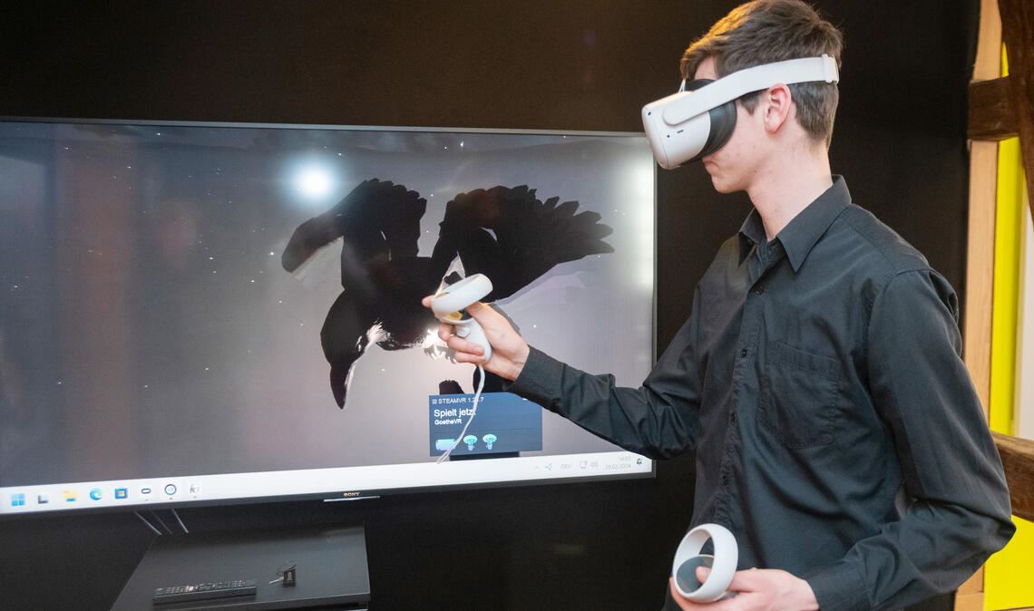 Eintauchen in die Welt von Faust: Dank VR-Brille und Controller können Museumsbesucher die Geschichte aus einer ungewöhnlichen Perspektive erleben. Foto: Archiv