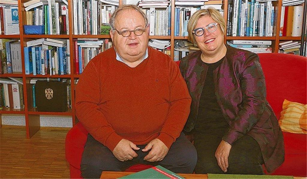 Ein Ehepaar auf verschiedenen Seiten des Zauns