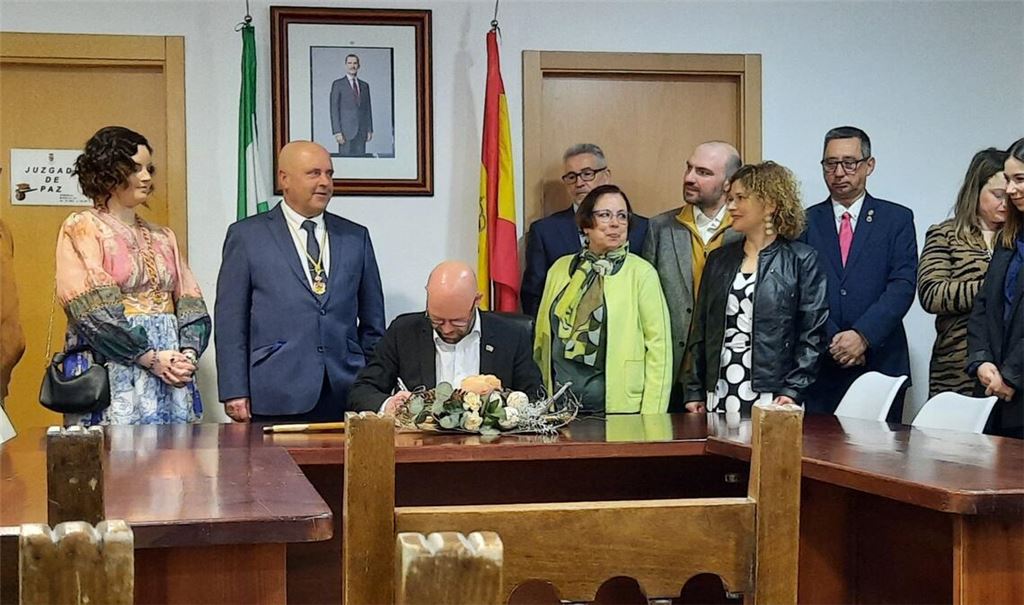 Eintrag ins Goldene Buch: Der Knittlinger Bürgermeister Alexander Kozel erlebt bei seiner ersten Reise in die spanischen Partnergemeinden einen ganz besonderen Moment. Foto: privat