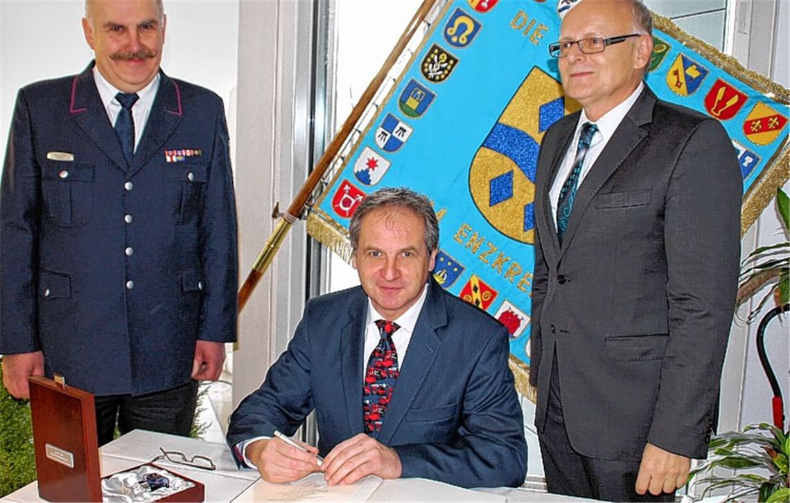 Eintrag ins Goldene Buch des Enzkreises (v. li.): Feuerwehrverbandsvorsitzender Martin Rühle, Innenminister Reinhold Gall und Landrat Karl Röckinger.