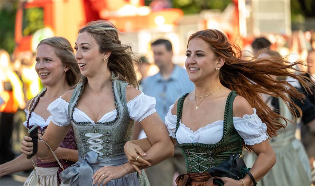 Eintritt fürs Oktoberfest? Laut einer Umfrage haben viele Deutsche damit kein grundsätzliches Problem. (Illustration)