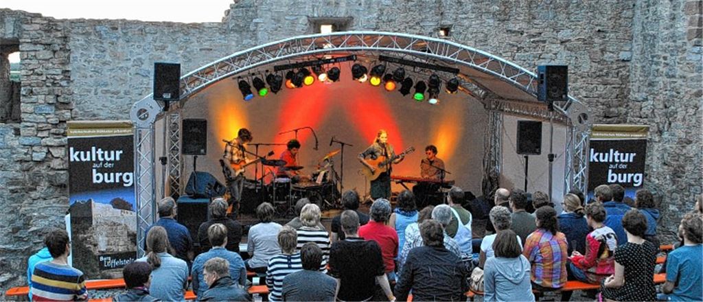 Einweihung: Die neue Bühne auf der Burg Löffelstelz gehört zum Auftakt der Freiluftsaison Dota Kehr und ihren Stadtpiraten.
