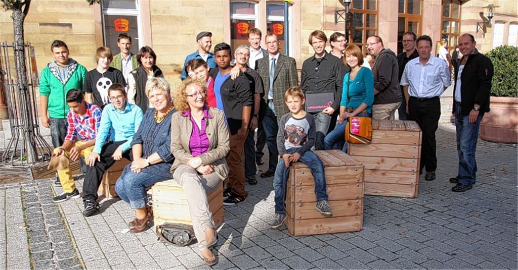 Einweihung der Sitzwürfel mit den begabten jungen Handwerkern und Vertretern von Stadt, sozialen Einrichtungen und Firmen. 