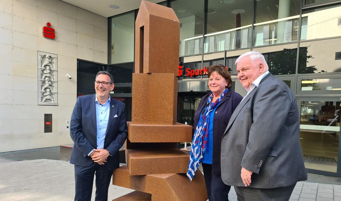 Einweihung der neuen Pokorny-Plastik „Turm IV“ in der Pforzheimer Poststraße (v. li.): Baubürgermeister Tobias Volle, die Witwe des verstorbenen Künstlers, Gabriele Pokorny, und der scheidende Vorstandschef der Sparkasse, Hans Neuweiler. Foto: Metzbaur