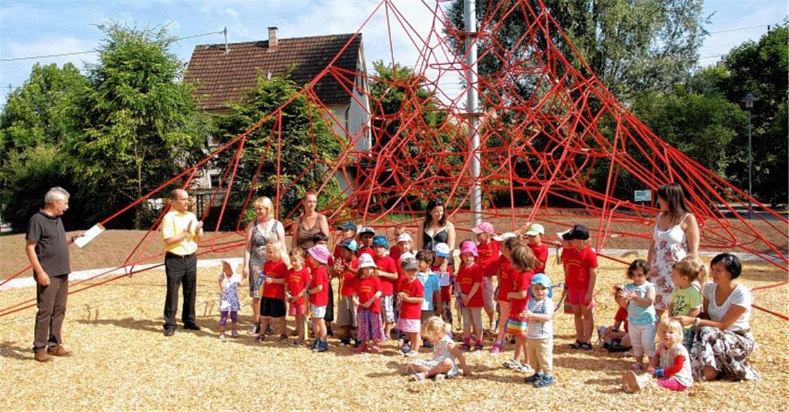 Einweihung in der Talaue: Mit der Kletterpyramide ist der Spielplatz in Illingen um eine Attraktion reicher.