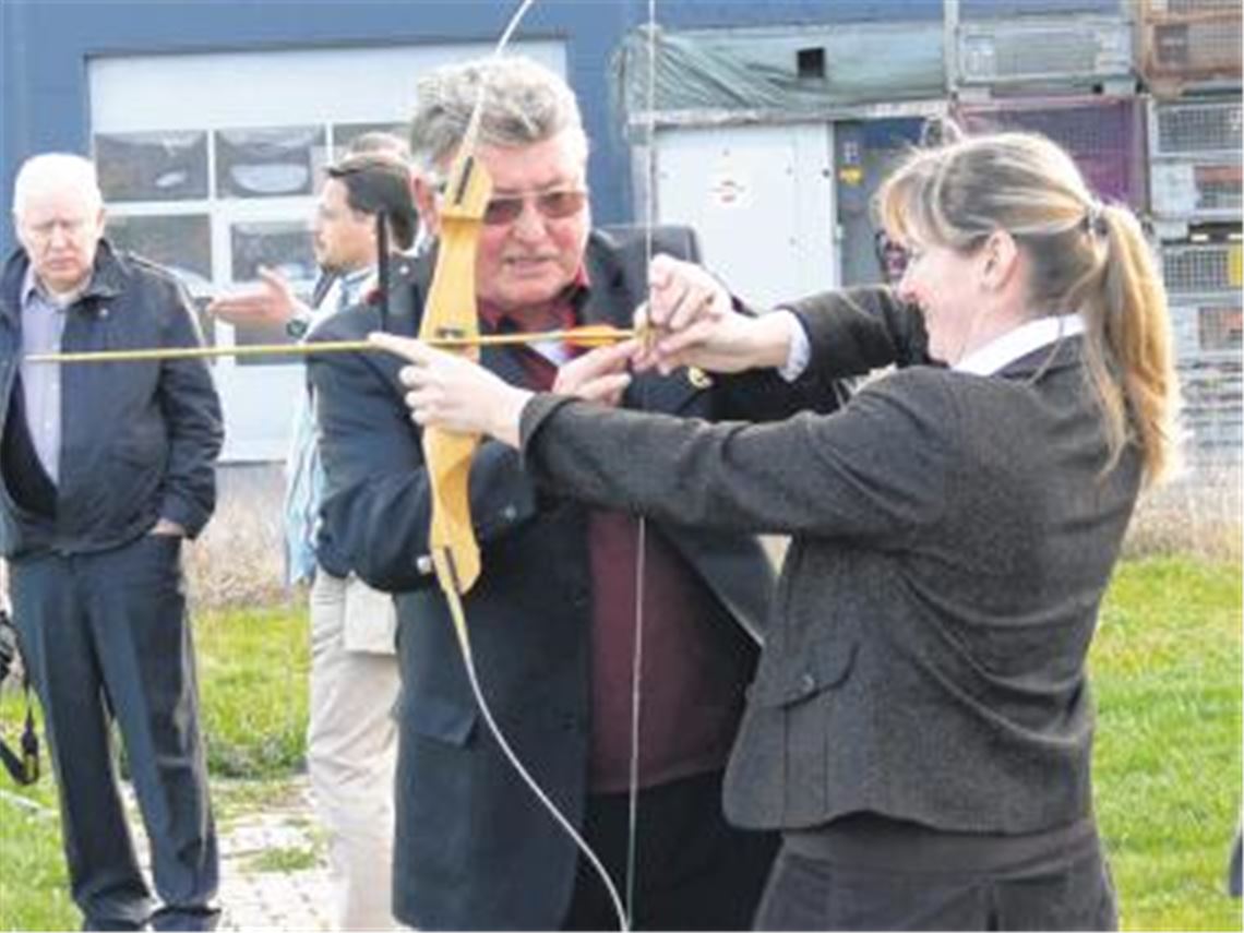 Einweisung vom Deutschen Meister: BSV-Chef Tilo Pürmayr zeigt Bürgermeisterin Sigrid Hornauer den Weg ins Gold. Foto: Garhöfer