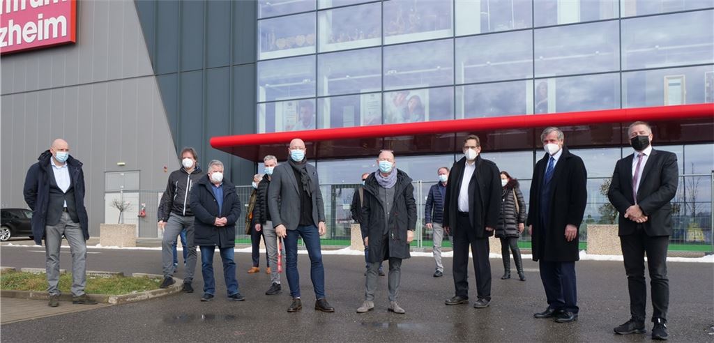 Einzelhändler aus Pforzheim kämpfen mit Unterstützung von Dr. Hans-Ulrich Rülke (2.v.re.), Professor Dr. Erik Schweickert (3.v.re.) und Uwe Hück (5.v.li.) um Perspektiven. Foto: Friedrich