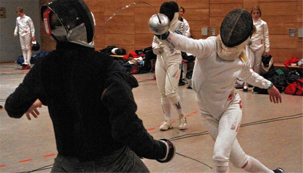 Einzellektion mit Trainer Igor Borrmann am Dienstagabend: Der frühere Nationalfechter aus Eberdingen-Nussdorf macht Karina Mantai fit für das bevorstehende Turnier in Bonn.