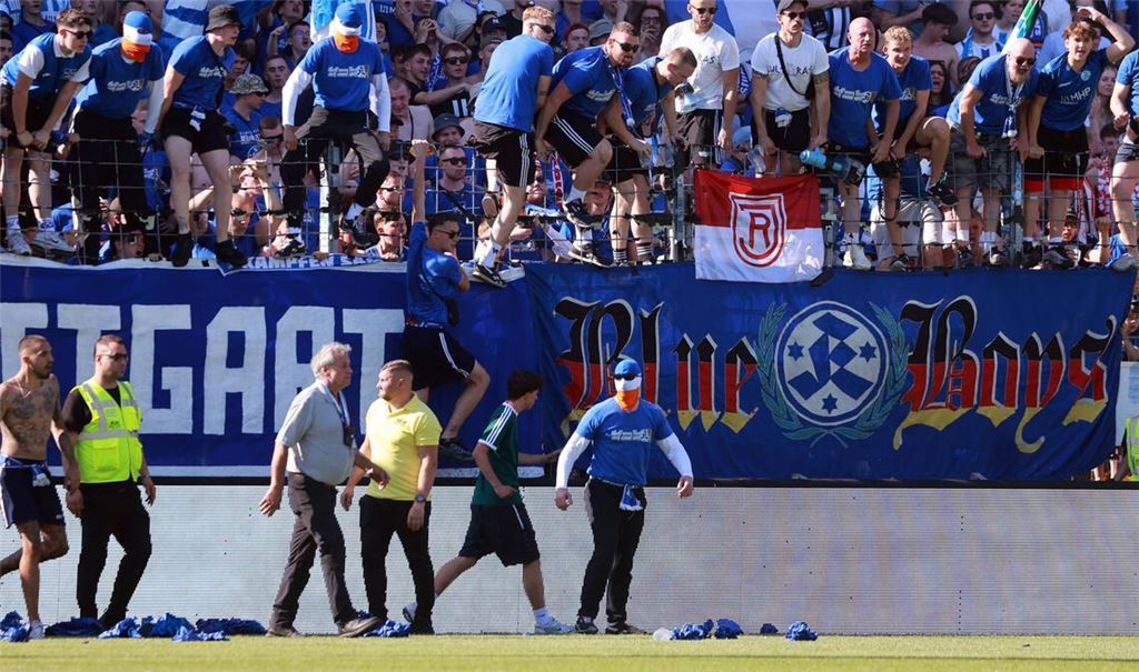 Einzelne  Kickers-Fans kletterten über den Zaun.