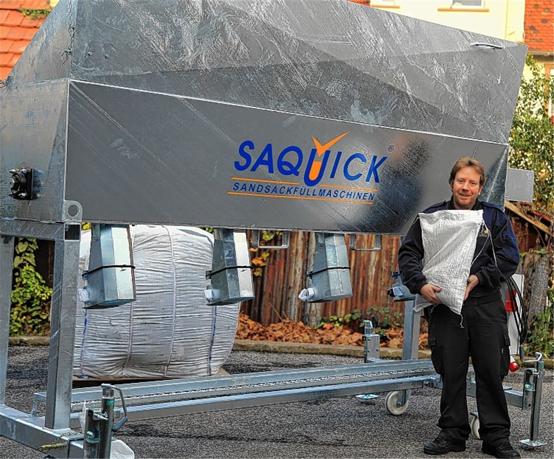 Einzigartig im Enzkreis: Torsten Nonnenmann von der Feuerwehr Mühlacker vor der neuen Sandsack-Füllmaschine.