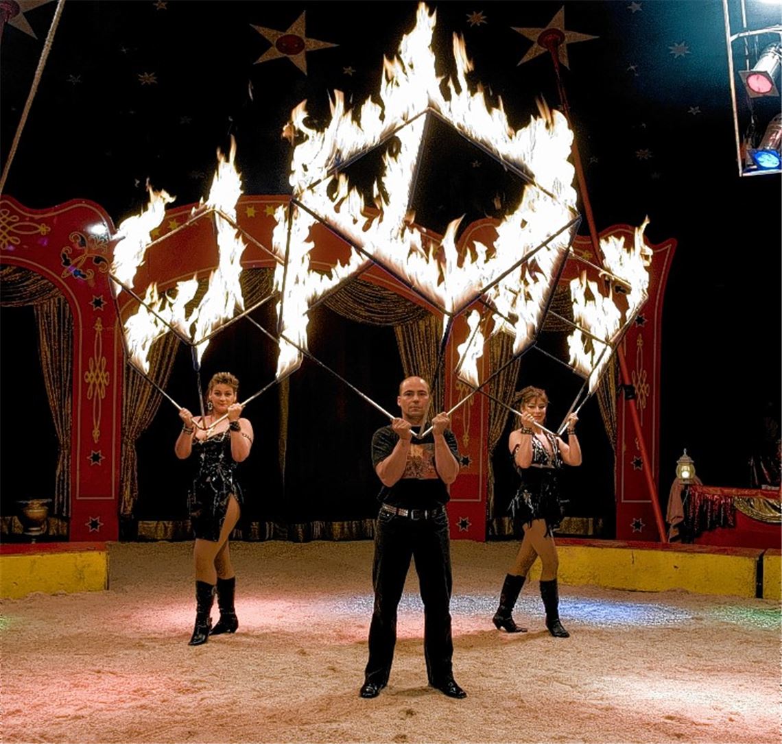 Einzigartig in Deutschland: „The Black Tiger Fireshow“mit spektakulären Feuereffekten.
