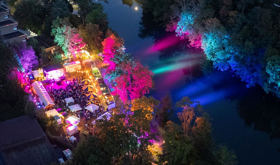 Einzigartige Atmosphäre: Die stille Enz beim „SommerevENZ“-Gelände erstrahlt in verschiedenen Farben. Foto: Fotomoment