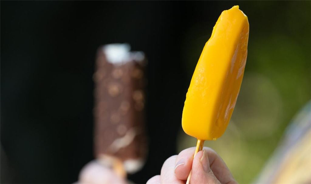 Eis am Stiel ist von einem Rückruf betroffen (Symbolbild).