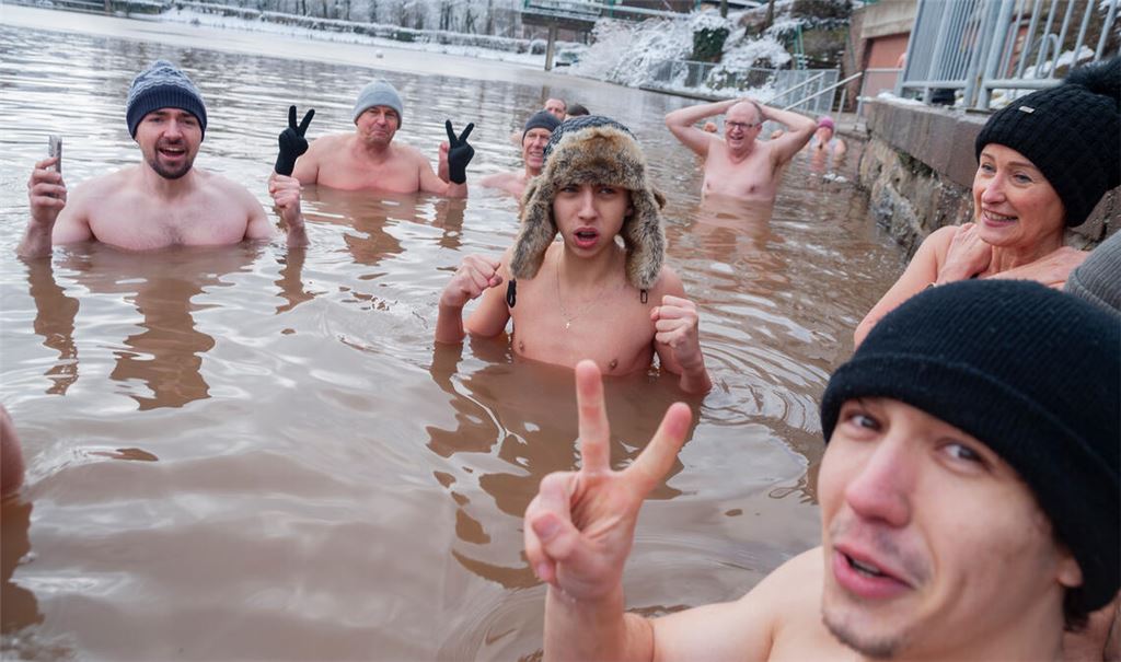 Eisbaden ohne Eisschollen: 3,9 Grad kalt ist das Wasser des „Tiefen Sees“. Foto: Fotomoment