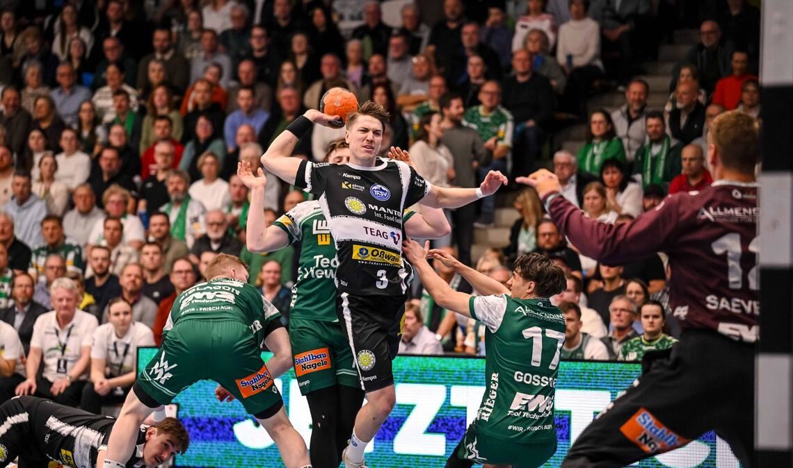 Eisenachs Oskar Joelsson versucht sich gegen die Frisch-Auf-Abwehr durchzusetzen.