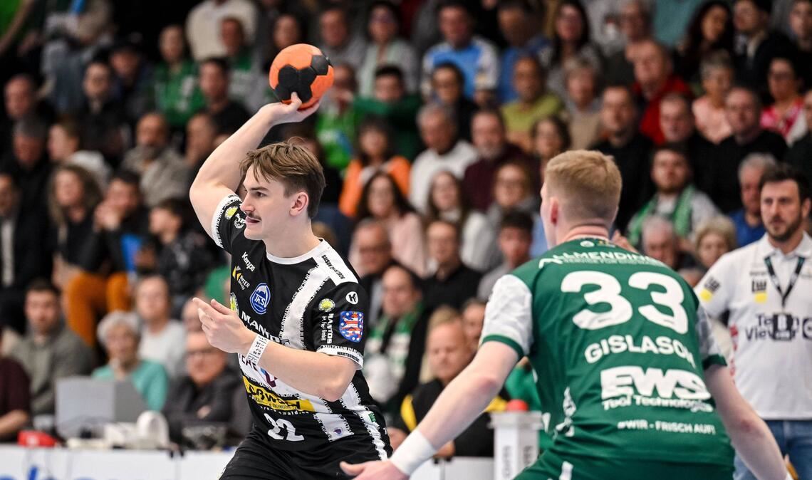 Eisenachs Spielmacher Felix Aellen bekam die Göppinger Abwehr um Ymir Gislason nicht immer in den Griff.