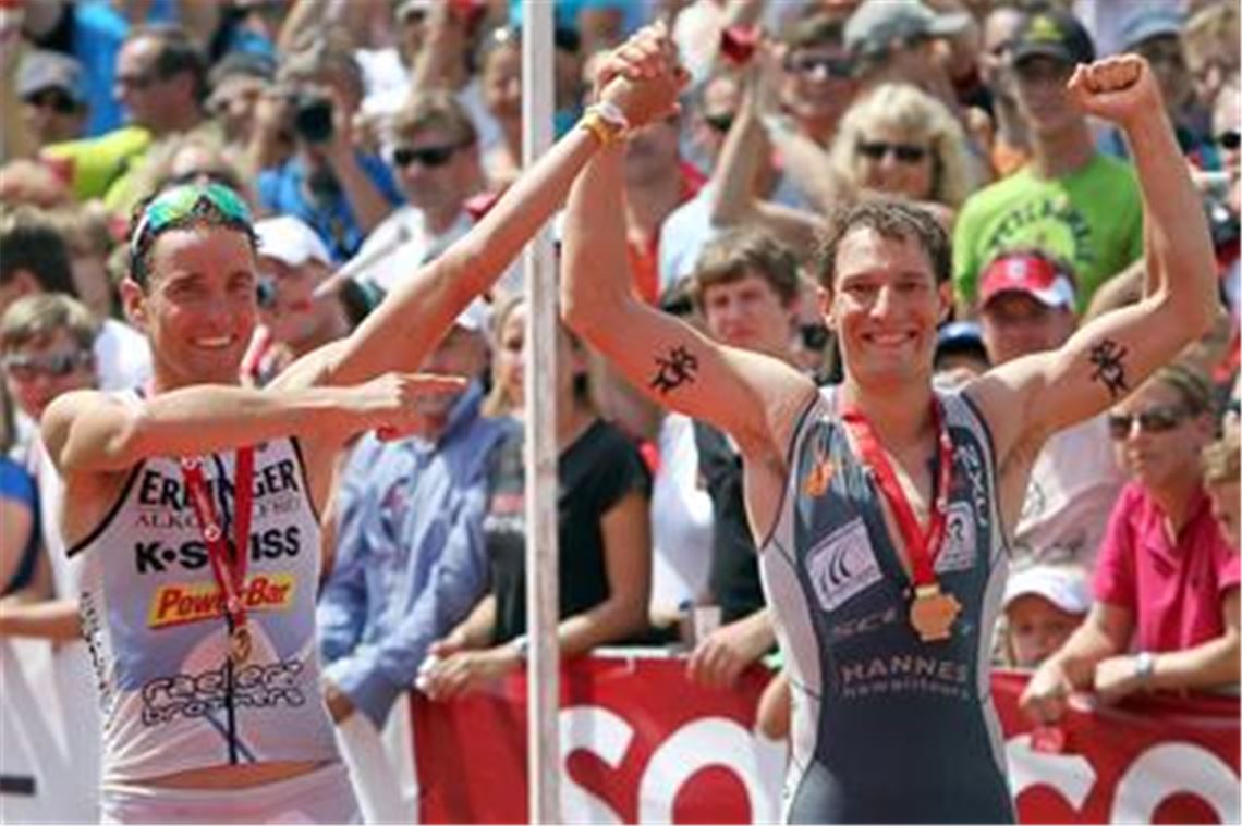 Eisenmänner in Mittelfranken: Der Rostocker Andreas Raelert (li.) und Sebastian Kienle aus Knittlingen jubeln beim Ironman-Klassiker Challenge Roth  
Foto: dpa