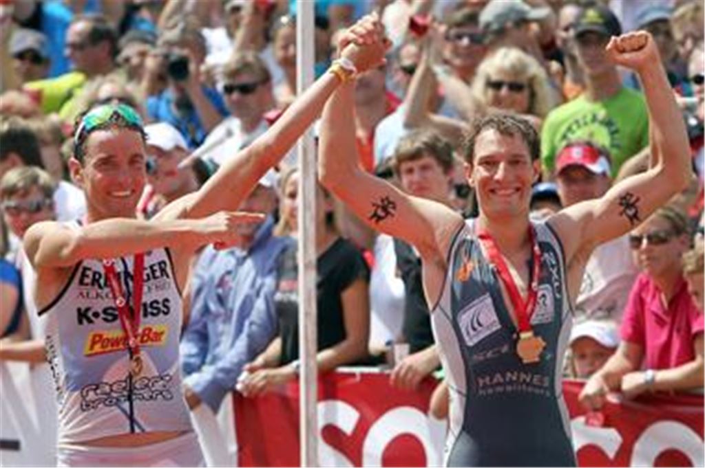 Eisenmänner in Mittelfranken: Der Rostocker Andreas Raelert (li.) und Sebastian Kienle aus Knittlingen jubeln beim Ironman-Klassiker Challenge Roth  
Foto: dpa