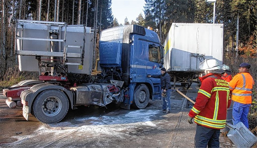 Eisglätte: Im Mönsheimer Gewerbegebiet nahe der Autobahn-Auffahrt prallt ein Lkw gegen einen stehenden Lastwagen.