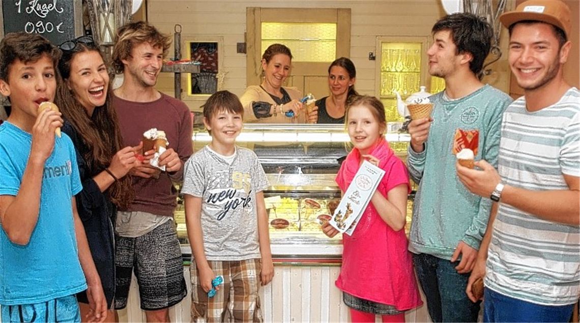 Eisleckereien gibt es in der „Eisvilla“ von Jenny Nonnenmann (hinten li.) neben dem Rathaus in Sternenfels.