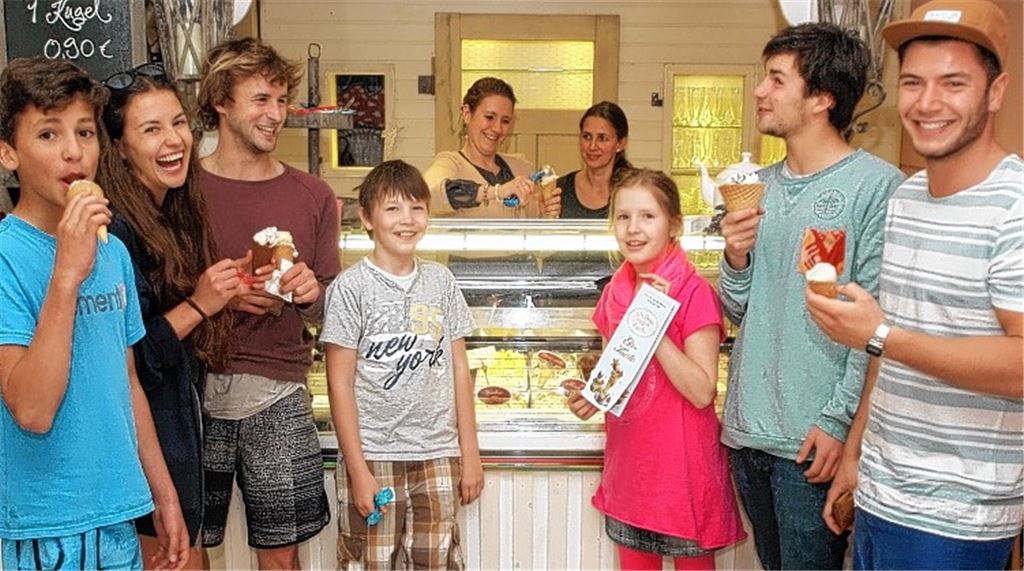 Eisleckereien gibt es in der „Eisvilla“ von Jenny Nonnenmann (hinten li.) neben dem Rathaus in Sternenfels.