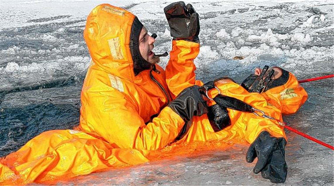 Eisrettung: Jascha Althans (li.) hievt Pascal Wolf aus der kalten Enz. Im Notfall muss jeder Handgriff sitzen, denn schon nach wenigen Minuten erschlafft die ganze Muskulatur. 