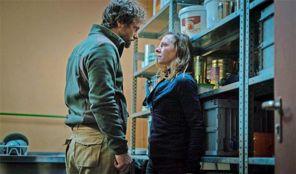 Elara Schmidtke (Katharina Schüttler) hat den Survivaltrainer Moritz Zechmann (Florian Stetter) herausgefordert - Szene aus „Tatort: Die letzten Menschen von Köln“.