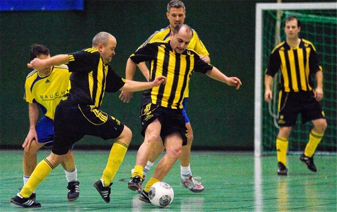 Elegant und dynamisch: Die Fußball-Senioren aus Lienzingen mit Marcus Schrenk (li.) und Güngör Topal am Ball tanzt Phönix Lomersheim im Finale aus. Foto: Fotomoment