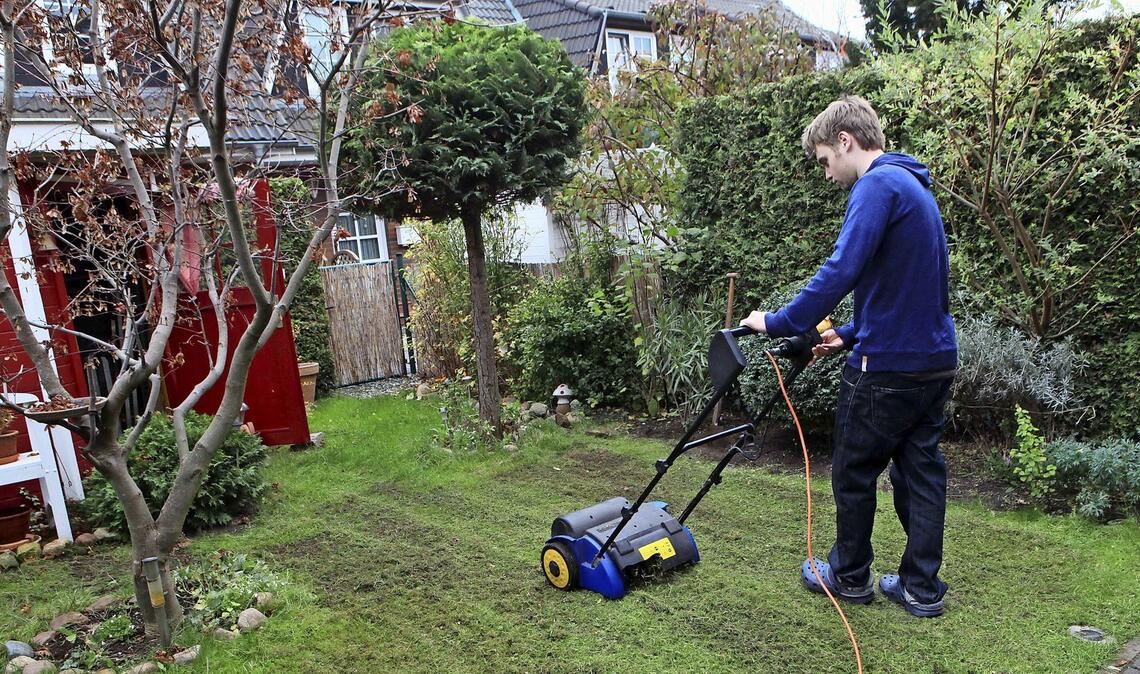 Elektrisches Vertikutiergerät für gepflegten Rasen.