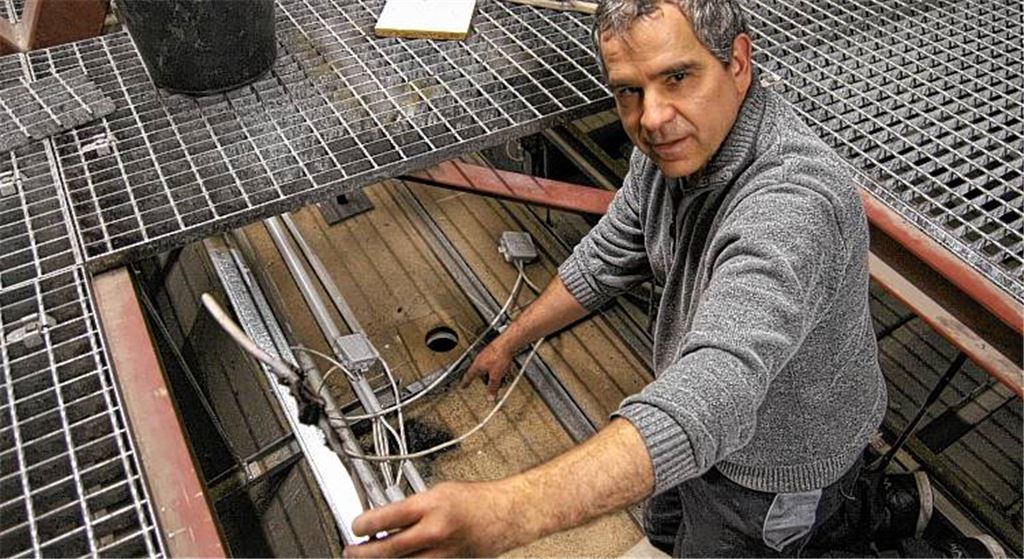 Elektroinstallateur Stefan Unselt zeigt auf die Stelle, an der es in der Zwischendecke über den Köpfen des Publikums zum Schmorbrand an einer Steckverbindung gekommen ist. 