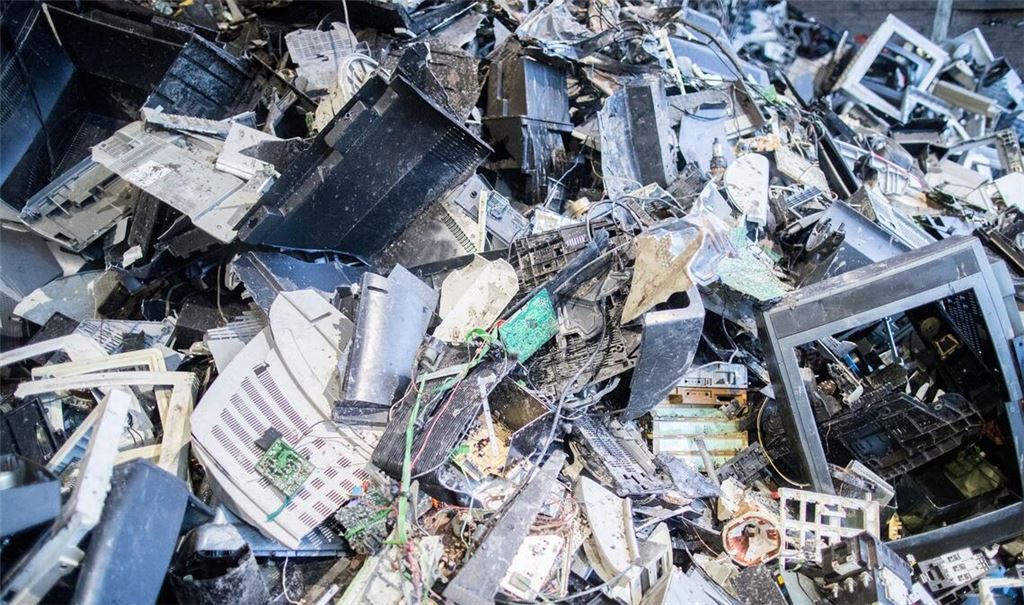 Elektroschrott liegt in einer Halle einer Recyclingfirma im nordrhein-westfälischen Lünen:  Auf dem Planeten wird einem neuen UN-Bericht zufolge immer mehr Elektroschrott produziert. Das Recycling kommt nicht hinterher.