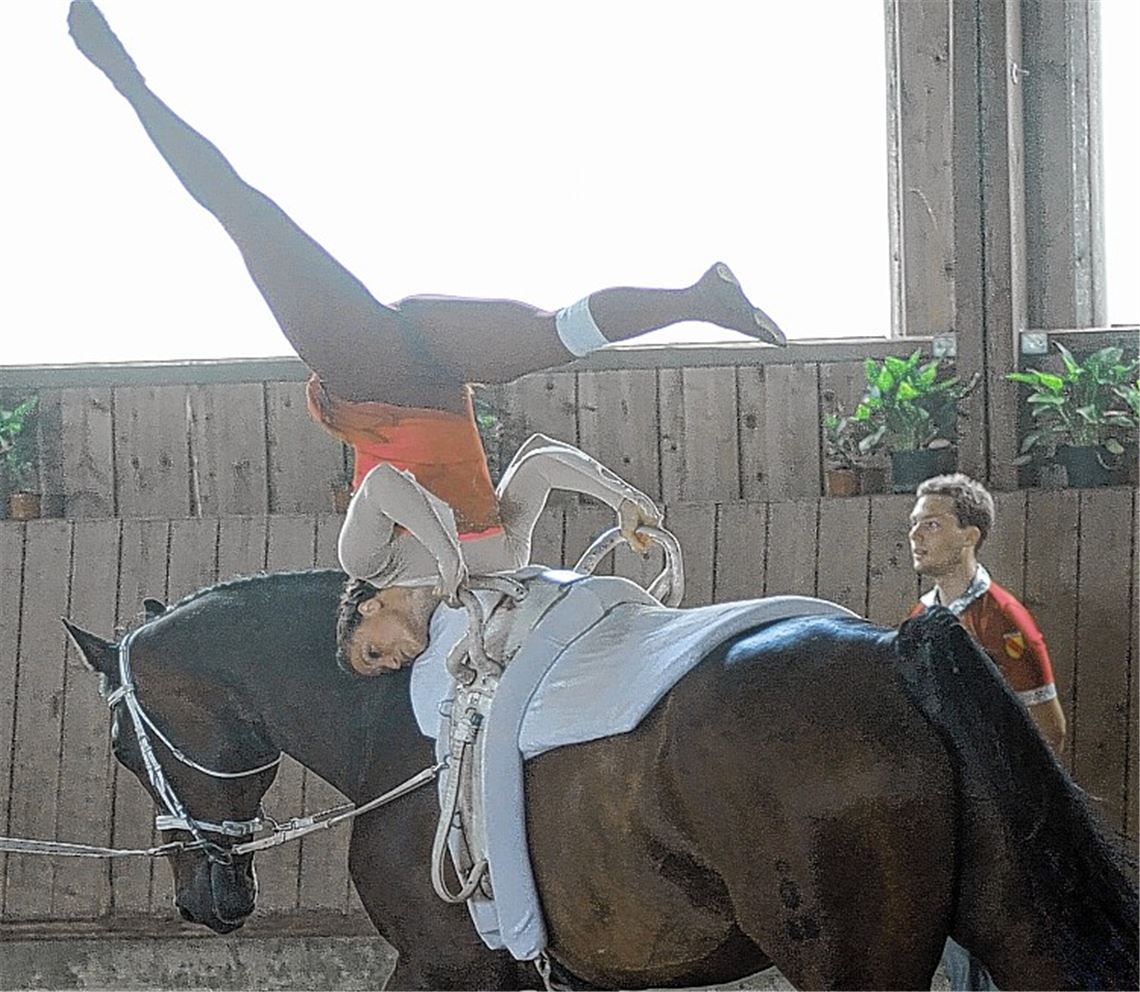 Elena Helme auf Abeteuer.