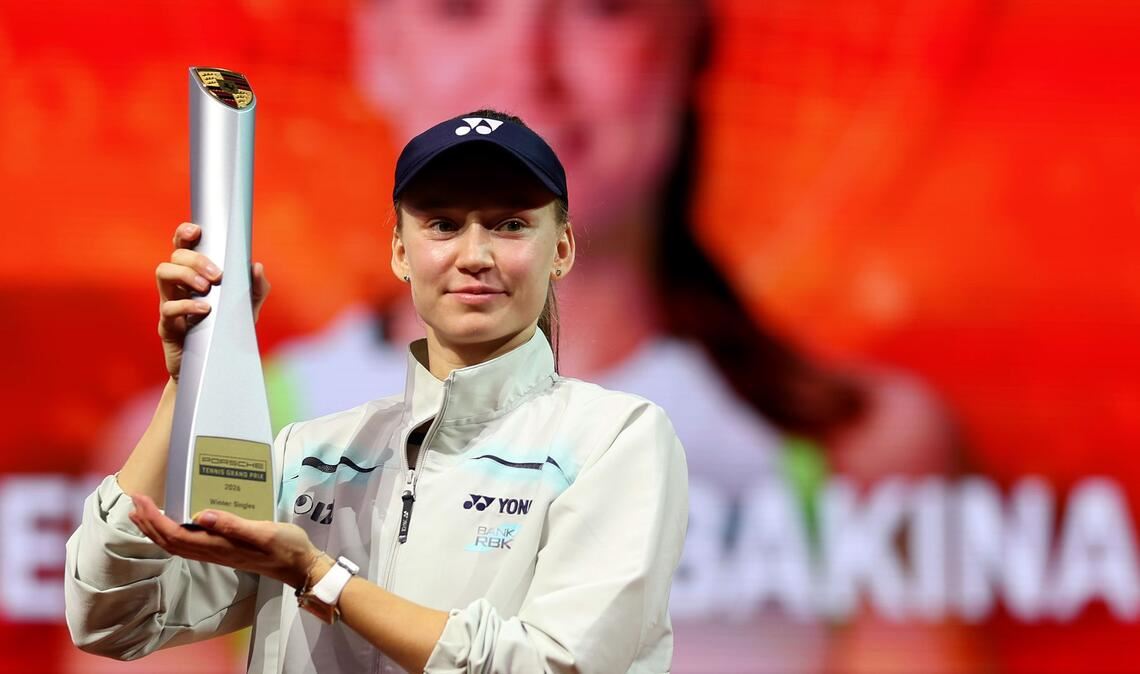 Elena Rybakina ist die Siegerin des Porsche Tennis Grand Prix 2026.  Das Finale gewinnt die Kasachin deutlich in zwei Sätzen  mit 7:5 und 6:1 gegen die Weltranglisten-Elfte  und Überraschungsfinalistin Karolina Muchova aus Tschechien. Rybakina triumphiert nach 2024 bereits zum zweiten Mal bei dem Turnier in Stuttgart.
