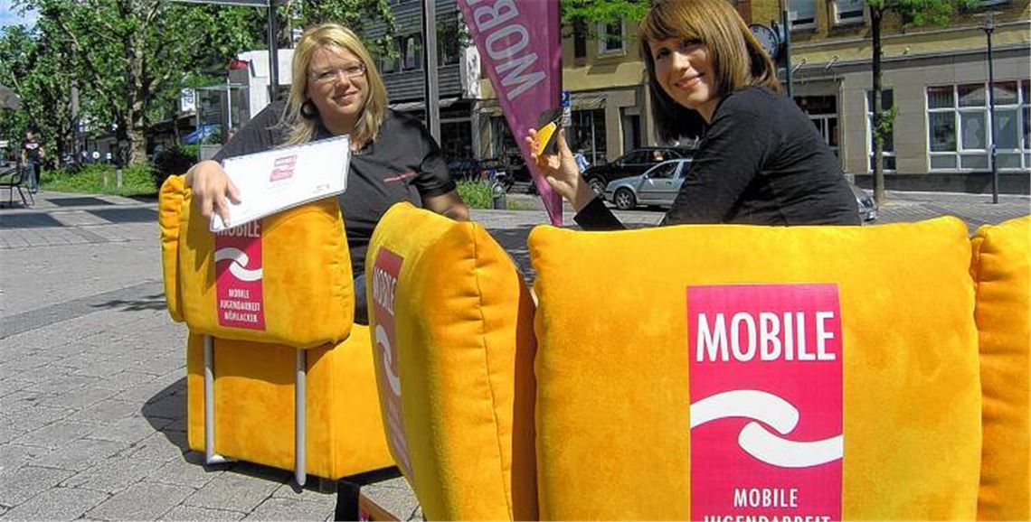 Elena Schwegler (re.) und Nathalie Pavan wollen mit ihrem ungewöhnlichen Auftritt auf die Mobile Jugendarbeit aufmerksam machen.