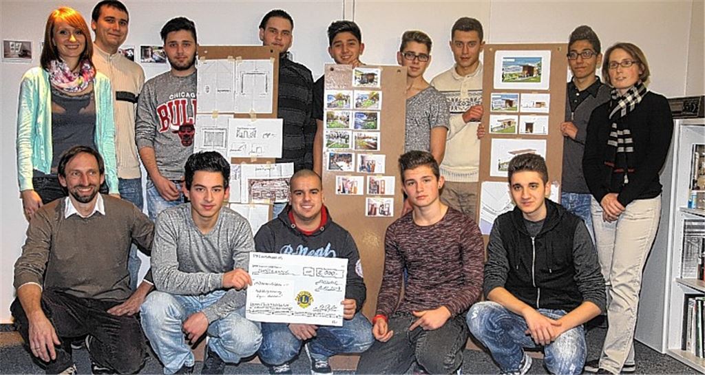 Elena Schwegler von der Mobilen Jugendarbeit (li.), Architekt Julian Wolf (vorne li., kniend) und Lions-Club-Präsidentin Isabelle Ziegler (re.) wollen die Jugendlichen unterstützen.