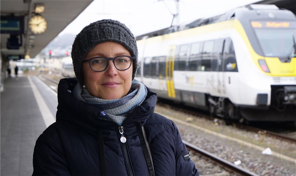 Elena von Schmeling weiß um die Probleme von Menschen mit teilweiser Behinderung in der Bahn: Ihr Partner leidet an Multipler Sklerose. Für Fälle wie ihn mangelt es an Notfallsitzen, wenn mal ein Anschlusszug mit Sitzreservierung verpasst wurde. Foto: Friedrich
