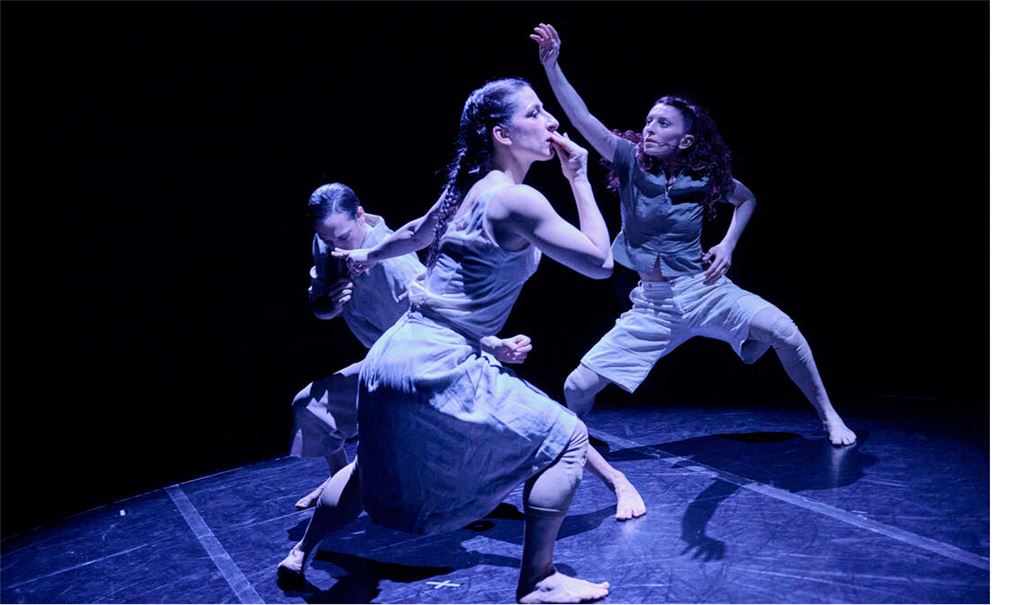 Eleonora Pennacchini, Giulia Spinelli und Sara Scarella (v.li.) in „Day 1“ von Amit Abend. Foto: Theater/Martin Sigmund