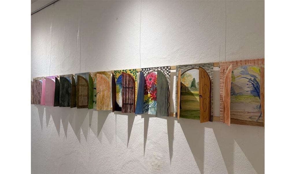 Elf Aquarelle und eine Gemeinschaftsarbeit der Gruppe „Dienstagsmaler“ sind bis zum Jahresende im Foyer des Rathauses zu sehen. Foto: Stadt Maulbronn