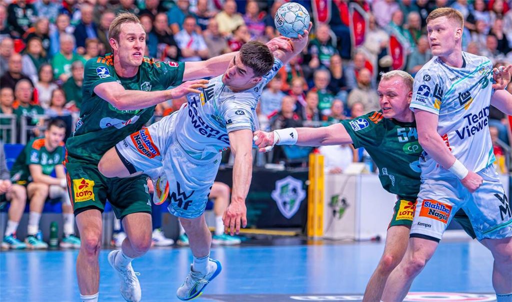 Elias Newel setzt sich gegen Marian Michalczyk durch – der Göppinger Spielmacher zeigte eine überragende Leistung in Hannover.