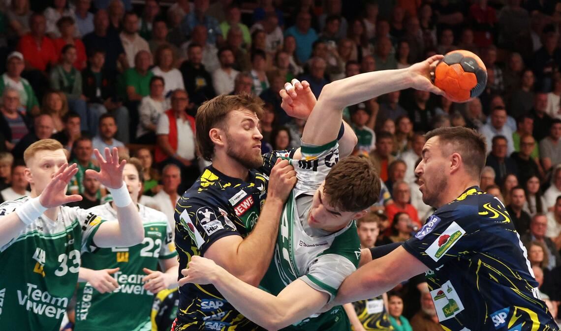 Elias Newel versucht sich durchzutanken.