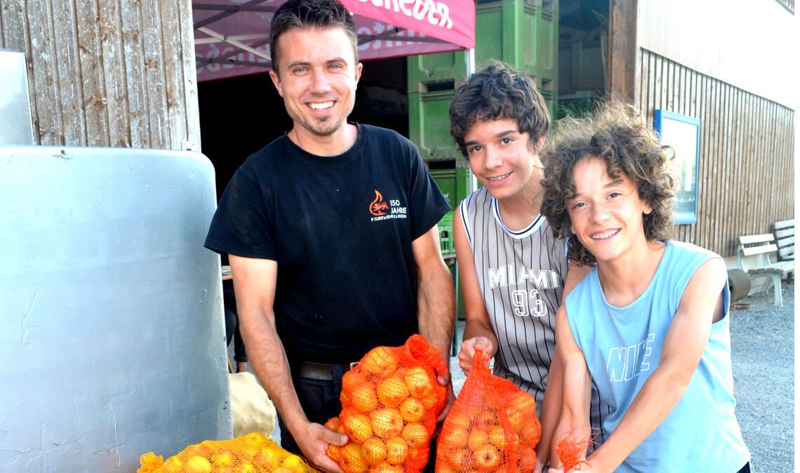 Elias (v.re.) und Jonas verdienen sich mit der Abgabe der Äpfel bei Nick Creyaufmüller etwas Taschengeld dazu. Foto: Stahlfeld