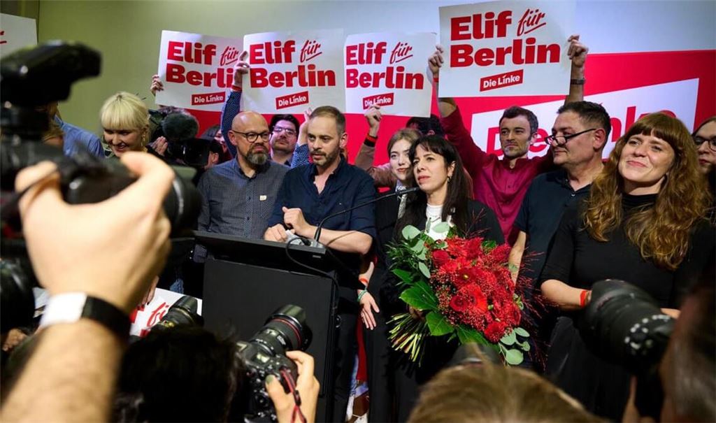 Elif Eralp (Mitte r), Fraktionsvorsitzende der Partei Die Linke im Berliner Abgeordnetenhaus, steht während eines Landesparteitags der Berliner Linken mit einem Blumenstrauß auf dem Podium.
