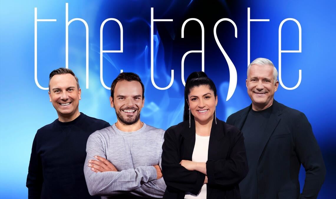 Elif Oskan (3.v.l.) und Steffen Henssler (2.v.l.) feiern als neue Juroren Premiere bei "The Taste" und unterstützen Tim Raue (l.) und Alexander Herrmann (r.).