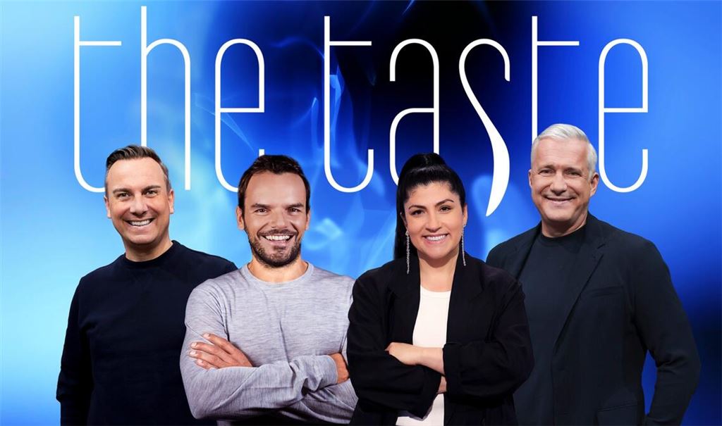 Elif Oskan (3.v.l.) und Steffen Henssler (2.v.l.) feiern als neue Juroren Premiere bei "The Taste" und unterstützen Tim Raue (l.) und Alexander Herrmann (r.).
